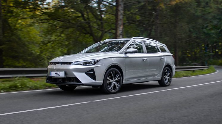 MG5-Electric-dynamic-front-driving-02