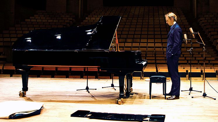 Camerata Nordica tillsammans med Per Tengstrand framför verk av Grieg och Chopin.