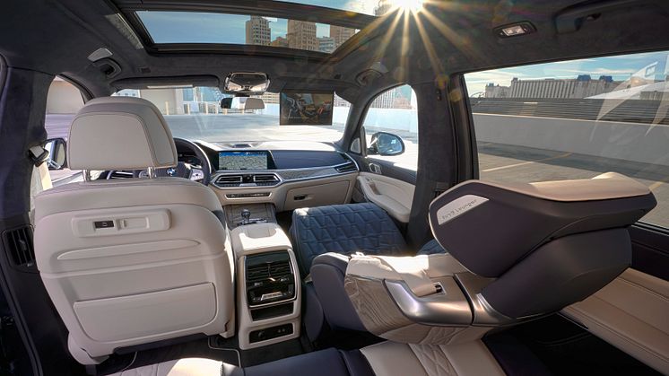 BMW X7 ZeroG Lounger