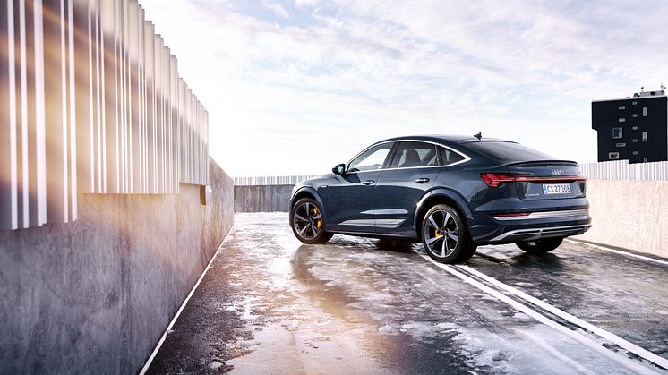 Audi e-tron S Sportback (Plasmablå)