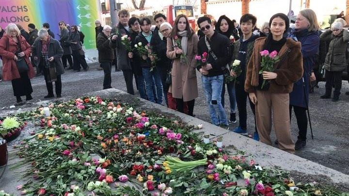 "17 000" är ett konstverk gjort av 1 500 personer, på Liljevalchs vårsalong 2019. Utanför läggs blommor för de 17 000 utvisningshotade och deporterade.