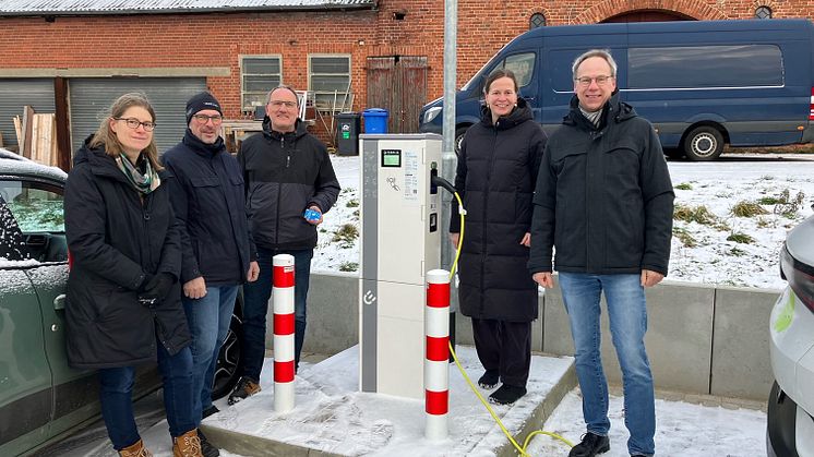 Ladesäule in Glasau eröffnet (v.l.): Annika Böttger (Amt Trave-Land), Thomas Gerber (Bürgermeister Glasau), Bernhard Horstmann (1. Stv. Bürgermeister Glasau), Lone Kurbjuhn (HanseWerk) und Jörg Braun (Kommunalbetreuer SH Netz).