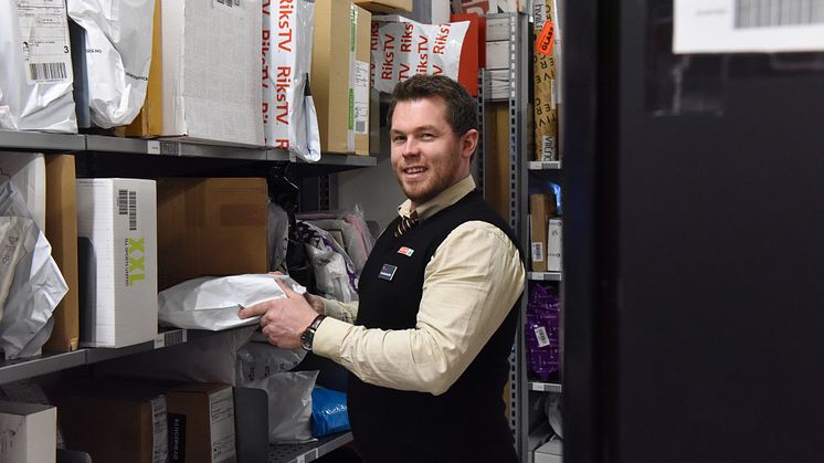 Butikksjef Arnt Christoffer Weberg Schjong hos Spar, Post i Butikk på Sundvollen, oppfordrer folk til å hente pakkene, så det ikke hopper seg opp i hyllene. FOTO: Birger Morken / Posten