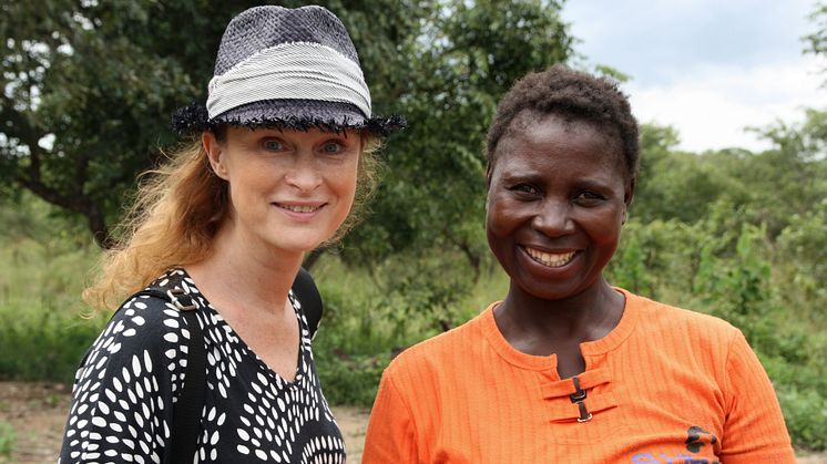 Lena Endre tillsammans med Ruth Chilekwa från Zambia