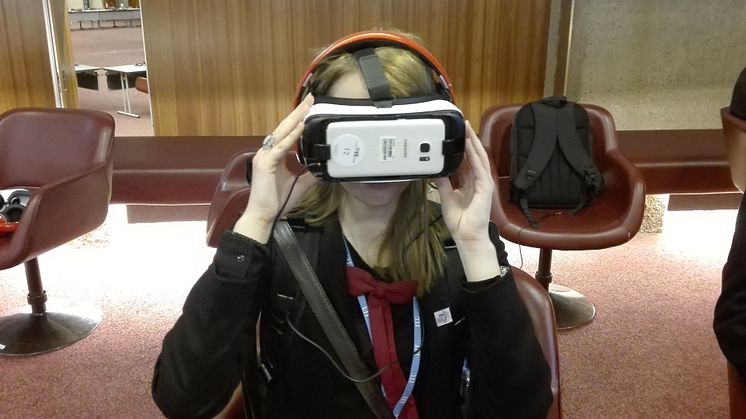 Diana Saplacan testar mobil som virtual reality-glasögon i Genève . 