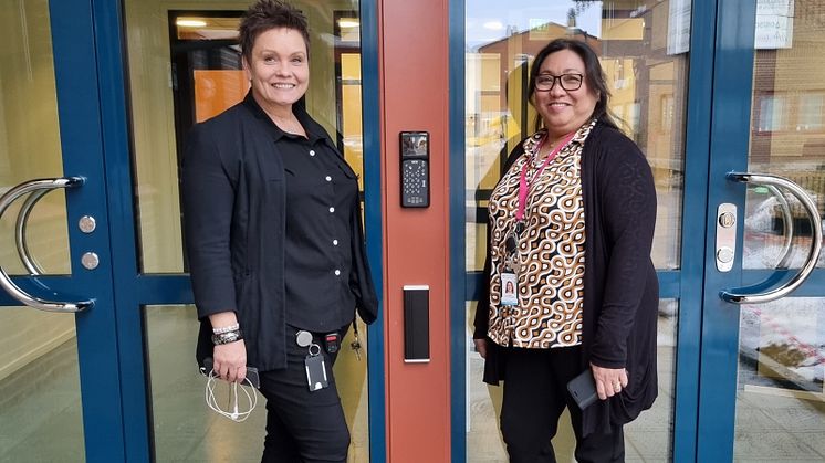 Marika Liljegren och Jocelyn Chroscielewski arbetar som administratörer och tar emot besökare i den receptionen. På bilden visar de upp den nya entrén till socialkontoret.
