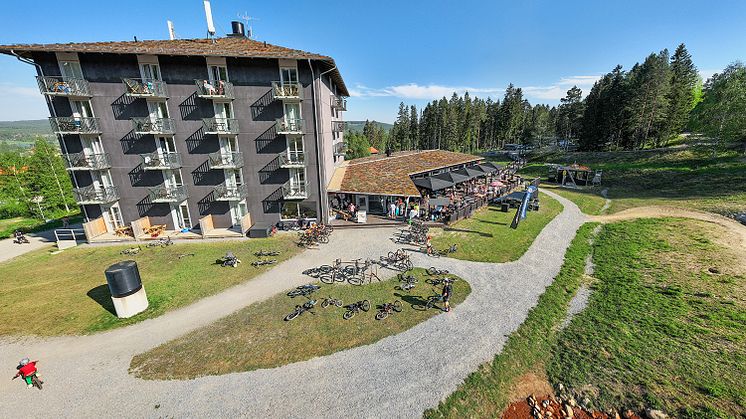 Hög_Bergshotellet i Järvsö_centrum för premiärhelgen.jpg