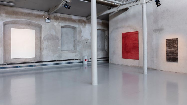 Installationsvy Okänt Land, Laleh Kazemi Veisari, Beckers konstnärsstipendium 2022, Färgfabriken