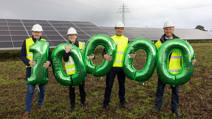 V.l.n.r.: Ministerpräsident Daniel Günther, Stefan Müller, COO Enerparc, Dr. Benjamin Merkt, Vorstand Netztechnik SH Netz, und Matthias Boxberger, Aufsichtsratsvorsitzender von SH Netz vor der PV-Anlage von Enerparc in Bönebüttel