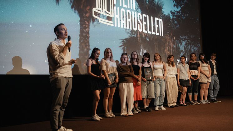 Elias Dahlgren från Studiefrämjandet tillsammans med de deltagande ungdomarna i Filmkarusellen.