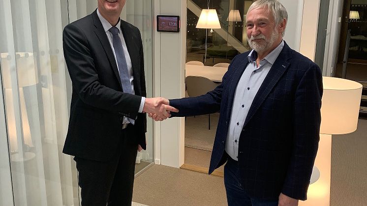 Aren toimitusjohtaja Heikki Pesu ja Climat80 Gruppenin perustaja ja hallituksen jäsen Mats Mårtensson allekirjoitustilaisuudessa