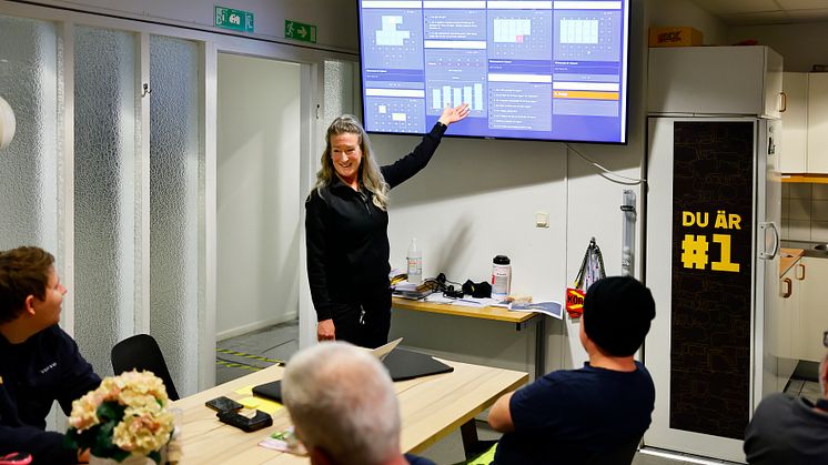 Johanna Fors leder morgonmöte 