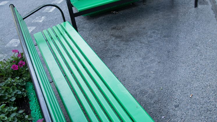 Sittplatser på Drottninggatan vid Näbbtorget.