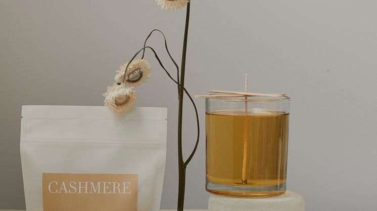 Cashmere från Candelize ger en uppiggande doft av YlangYlang, havssalt och marina toner toppade med fräsch eukalyptus och vanilj