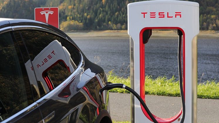 Hüngsberg stellt Zulieferern eine komfortable US-ANSI Mapping Lösung für den elektronischen Datenaustausch, z.B. mit Tesla, zur Verfügung  Bild: Pixabay/ Blomst
