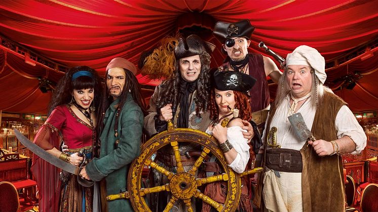 Die Piraten-Crew rund um Herbert von Cremefeld und seiner Gattin führen durch den Varieté-Abend