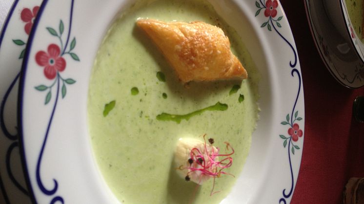 Serverar ramslökssoppa i Göteborg