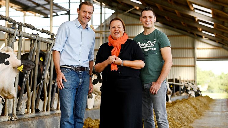 Kasper Thormod Nielsen, Leiter Unternehmenskommunikation und Nachhaltigkeit bei Arla Foods Deutschland (links), Ministerin für Umwelt, Landwirtschaft, Natur- und Verbraucherschutz, Ursula Heinen-Esser (Bildmitte) & Arla Landwirt Kevin Anhamm (rechts)