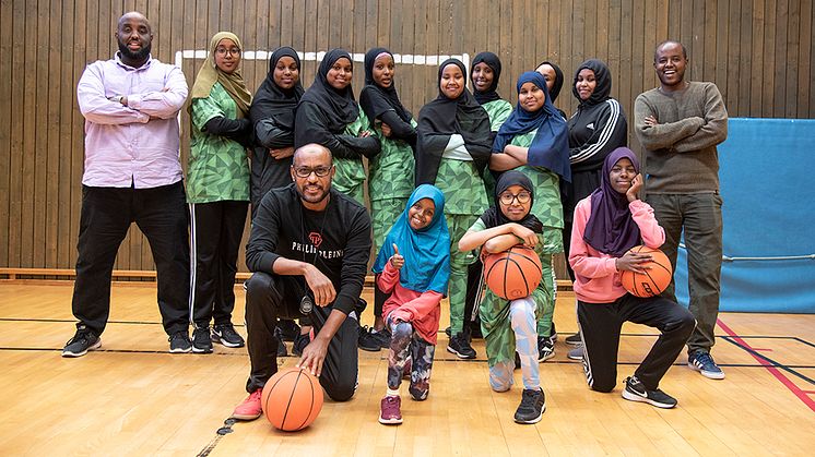 Mohammed Rage (till vänster) och Abdirazak Ahmed (till höger) har sina döttrar med i Pappasamverkans tjejlag i basket. Laget tränas av Abdullahi Abu Hassan.