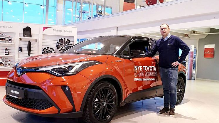 Klar for lansering: Thomas Campos Einmo med nye Toyota C-HR som lanseres i Mo i Rana denne uken. Foto: Nordvik AS.