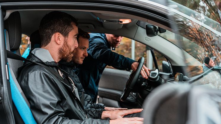 BMW och Elbilio inviger elbilspool i Bagarmossen