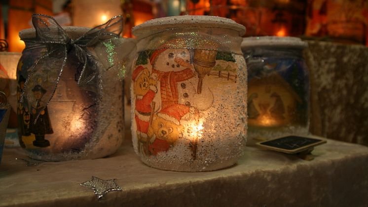 Geschenke für den Gabentisch (Symbolfoto) gibt es beim Budenzauber im Hof des Margot-von-Schutzbar-Stiftes in Wommen.