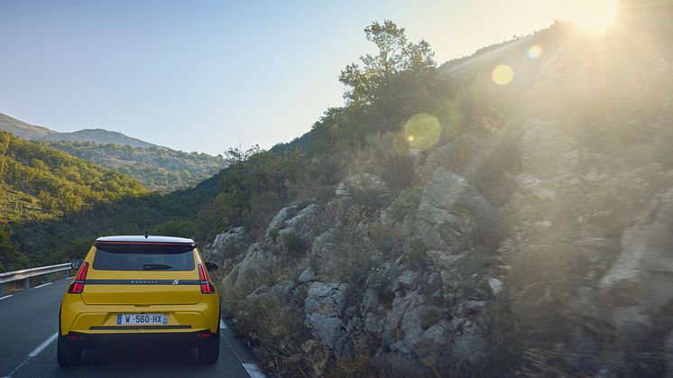 Renault 5 E-Tech electric - iconic cinq version - Pop Yellow!bagfra.jpg