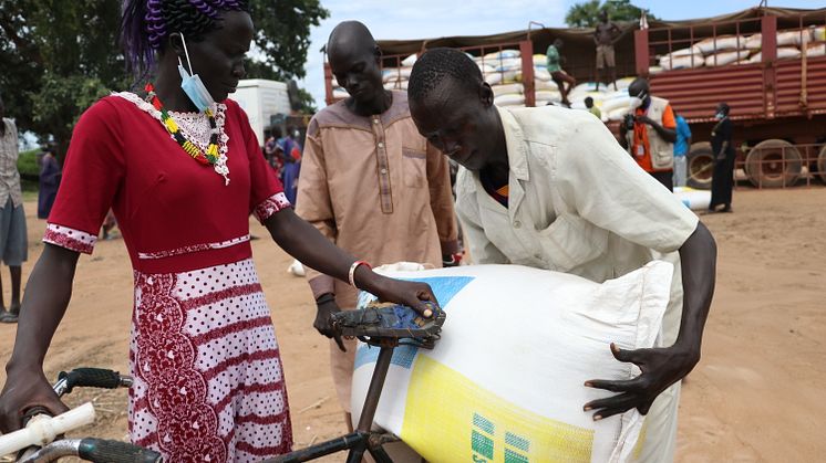 Invånare i Tonj North i Sydsudan, en region hårt drabbad av matbrist. Här genomförde Islamic Relief under 2021 en akutinsats med stöd av Sida där vi bland annat delade ut matpaket och rehabiliterade vattenbrunnar.