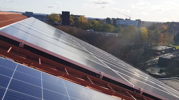 Installation av solpaneler är en del av åtgärderna för minskade koldioxidutsläpp.