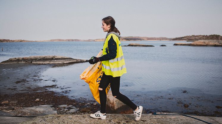 Strandens dag: totalt ger sig 2 000 ungdomar från 100 idrottsföreningar över hela landet ut för att städa totalt 300 kilometer strand- och kuststräckor, från Piteå i norr till Ystad i söder. Foto: Petter Trens.