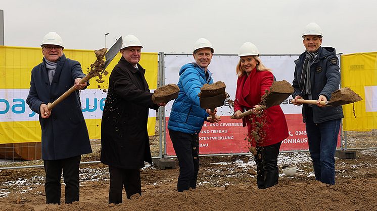 Start für den Bamberger Neubau der Bayernwerk Netz: Oberbürgermeister Andreas Starke, stv. Landrat Bruno Kellner, Bayernwerk-Vorstandschef Egon Westphal, Staatsministerin Melanie Huml und Projektleiter Thomas Richter (v.l.).