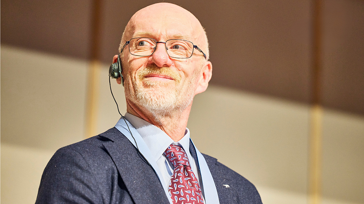 Bjørn Eirik Olsen på scenen under  Norway-Japan Seafood Seminar 2025