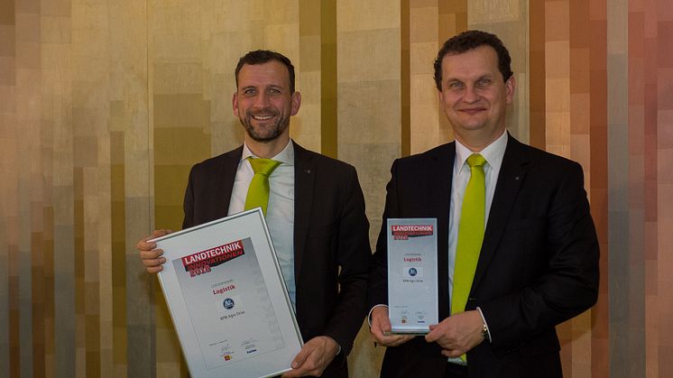Péter Mándli (right), Managing Director of BPW-Hungária, and  Peter Lindner, Agricultural Sales Manager for Germany and Benelux at BPW Bergische Achsen KG in Wiehl, accepted the prize in Würzburg. 