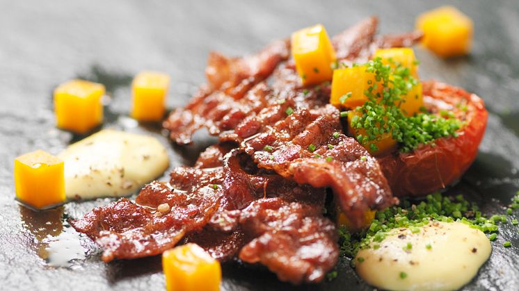 Knaperstekt bacon med bakad tomat, syltad pumpa samt äggdip 