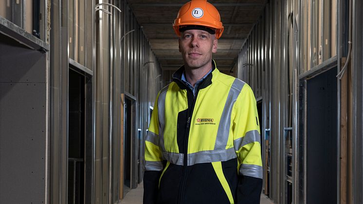 "EksoVest er velegnet til fysisk hårdt arbejde over hovedhøjde" siger Marketingdirektør Lasse Weien Svendsen fra Bygma, der har et ønske om at hjælpe håndværkere med at blive mindre ømme, nedslidte og trætte 