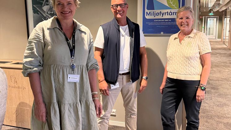 Trine Maren Skott-Myhre og Kolbjørn Stuvebakken fikk hjelp av miljøkonsulent Anneli Skudal i sertifiseringen av Kontorhuset.