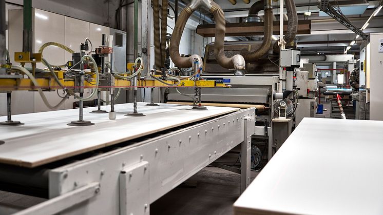 Das neue Technikzentrum von Holz-Tusche ist mit einer Hotmelt Beschichtungsanlage zur Fertigung von Verbundelementen ausgestattet