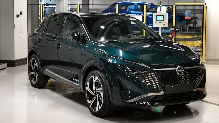 Uusi vuoden 2024 Nissan Qashqai upeassa Deep Ocean -värissä.