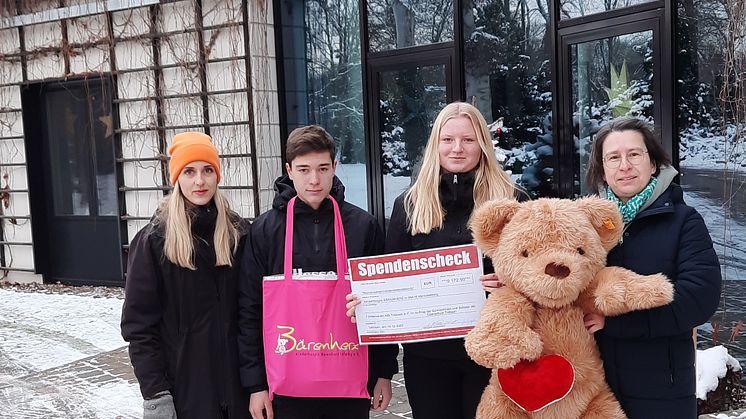 Vertrauenslehrerin Jaqueline Frenzel übergab mit Joseph Henkel und Leny Schwarze den Spendenscheck an Kerstin Stadler von Bärenherz