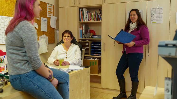 Sabrina Weis und Thekla Spielmann, pädagogische Mitarbeiter*innen in der Tagesgruppe Treysa, im Gespräch mit Regionalleiterin Bettina Götz (von links).