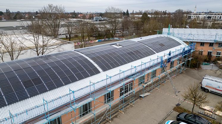 LEW erweitert ihre regenerative Stromerzeugung durch PV: Auf den Dächern des Stammsitzes von LEW TelNet in Neusäß und des Green Data Centers in Augsburg-Oberhausen werden aktuell Module installiert (Foto: LEW / Timian Hopf).