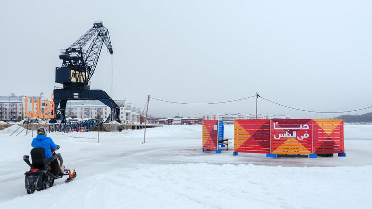 Fadlabi, “Sadaqah Jariyah – Till minne av Nils Amund Raknerud”, vindskydd på isvägen i Luleå. Luleåbiennalen 2024. Foto: LKP