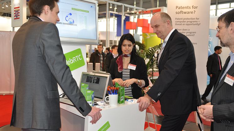 Brandenburgs Ministerpräsident Dietmar Woidke auf dem CeBIT-Stand der Technischen Hochschule Wildau