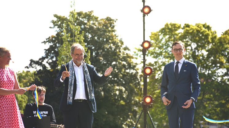 Värmlands landshövding Georg Andrén och gymnasie- och vuxenutbildningsnämndens ordförande Alexander Torin (M) klipper invigningsbandet.