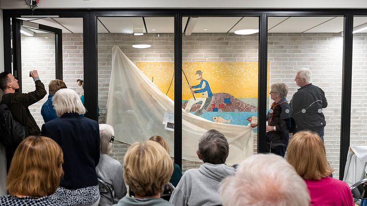 SKBs ordförande Charlotte Axelsson avtäckte mosaiken i kvarteret Basaren. Foto: baraBild.se