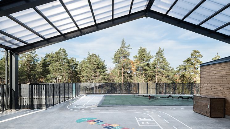 Utskogens förskola knyter an till Naturen med ytor som är skapta för lek.