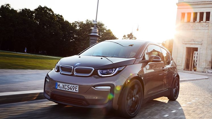 BMW i3 tar täten i ASICS Stockholm Marathon