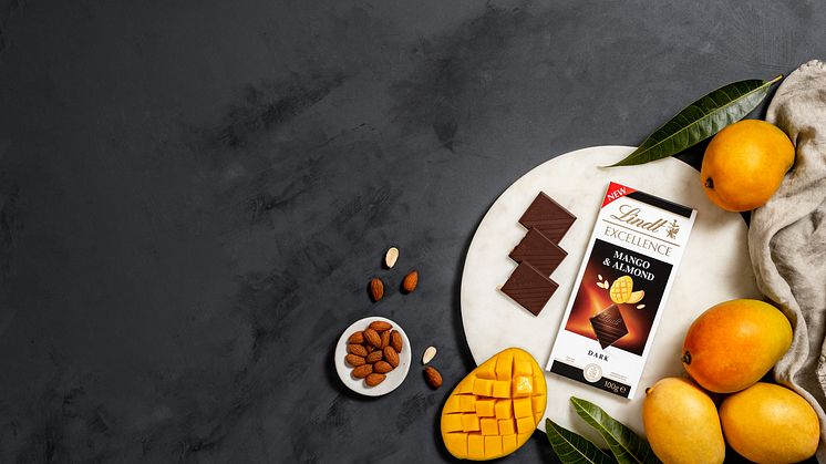 ﻿Njut av en intensiv mörk, len choklad som kompletteras med söt mango och krispiga bitar av mandelflarn.