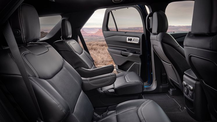 22-Ford-Explorer-Interior