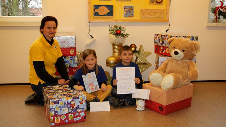 Silke Günther, Anna Mitzschk und Tim Schwalbe mit ihren Weihnachtsgeschenken für Bärenherz